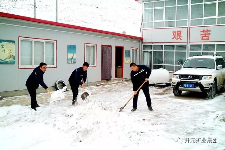 人間四月芳菲盡，山中春雪還復(fù)來