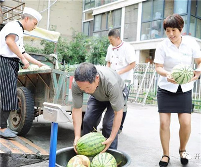 買下一整車西瓜，讓瓜農(nóng)早點回家